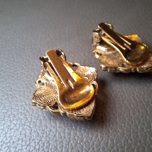 Clip On Earrings Faux Pearl Filigree Design Vintage Gold Tone Classy 1 Inch - Picture 5 of 7